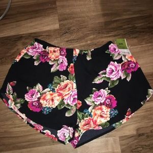 Elastic waist floral shorts